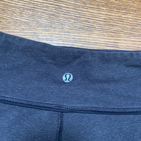Lululemon grey cropped leggings size 6. - Picture 3 of 3